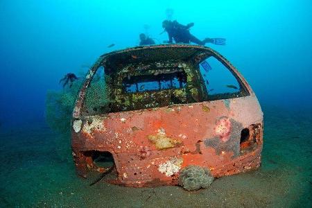 Autowracks unter Wasser
