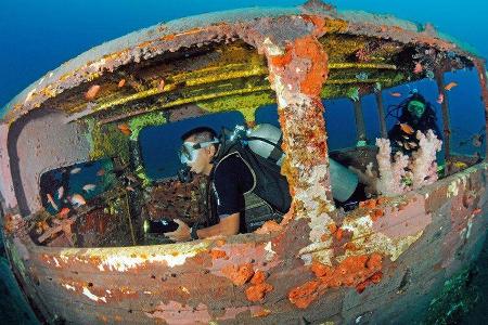 Autowracks unter Wasser