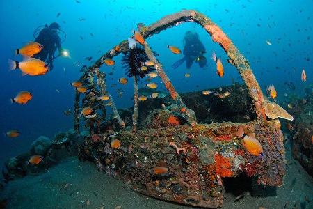 Autowracks unter Wasser