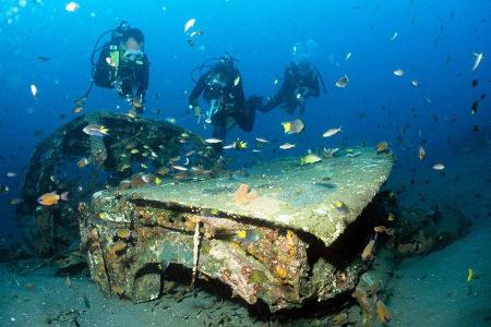 Autowracks unter Wasser