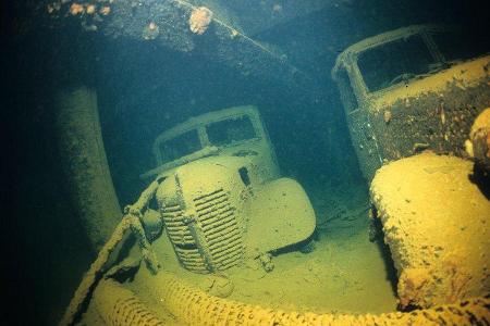 Autowracks unter Wasser