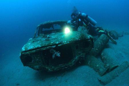 Autowracks unter Wasser