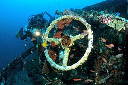 Autowracks unter Wasser