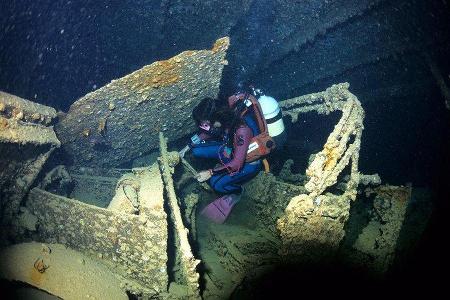 Autowracks unter Wasser