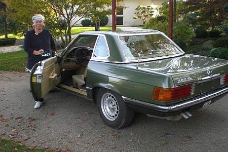 Lot 131: Aus dem Vorbesitz von Baroness Edmond de Rothschild - 1983 Mercedes-Benz 380SL, erzielter Preis 29.900 Euro.