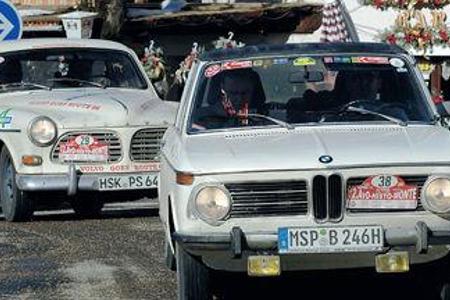 Und Tusch: Gesamtsieger Karlheinz Schott und Matthias Pfister im BMW 2002, dahinter Team Schindel im Volvo Amazon.