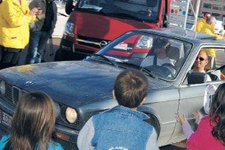 Geschafft: Zielankunft des BMW nach 1.910 aufregenden Rallyekilometern.