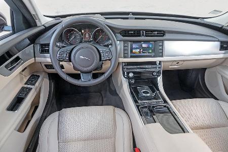 Jaguar XF 20d, Cockpit