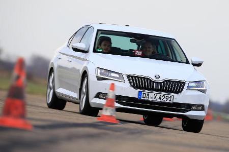Skoda Superb 2.0 TDI, Frontansicht, Slalom