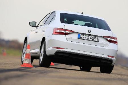 Skoda Superb 2.0 TDI, Heckansicht, Slalom