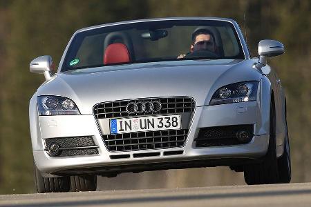 Audi setzt beim Basis-TT zeitgenössisch auf Turbo-Vierzylinder und Frontantrieb.