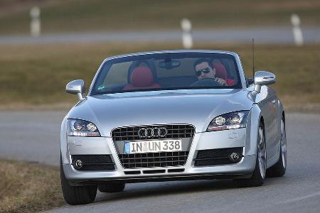 Der Turbo-Direkteinspritzer beißt nach Mix aus bassigem Motorbrummen und hintergründigem Laderpfeifen,