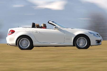 Der SLK profitiert von seiner Direktlenkung (315 Euro), die rein mechanisch mit einer unterschiedlich verzahnten Lenkstange ...