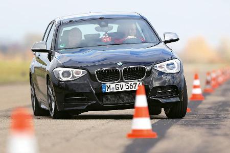 BMW M135i xDRIVE, Frontansicht, Slalom