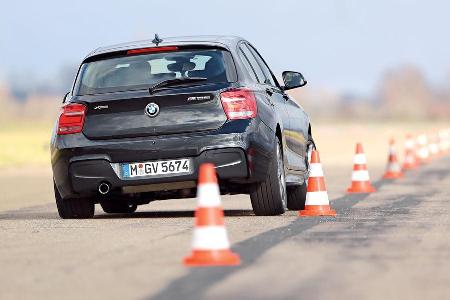 BMW M135i xDRIVE, Heckansicht, Slalom