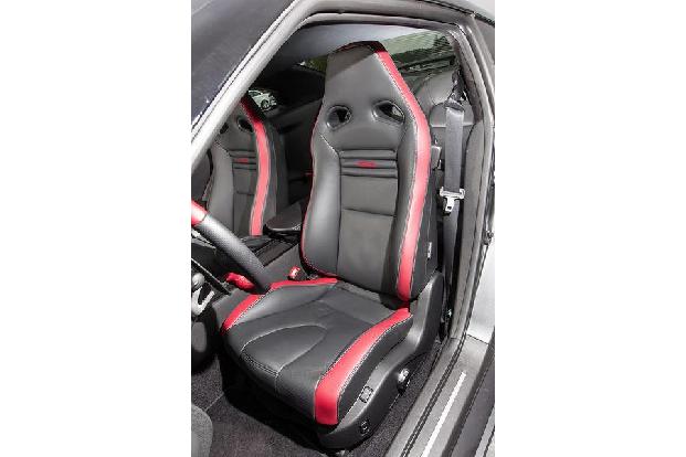 Nissan GT-R Black Edition, Sitz