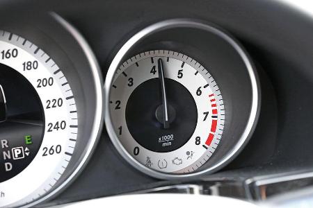 Mercedes E 200, Rundinstrumente