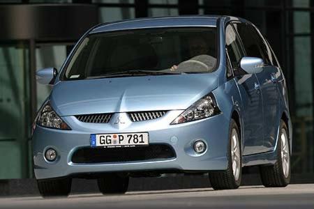 Ähnlich wie der Kleinwagen Colt besitzt der Grandis das neue Mitsubishi-Familiengesicht mit zweigeteiltem Kühlergrill und Si...