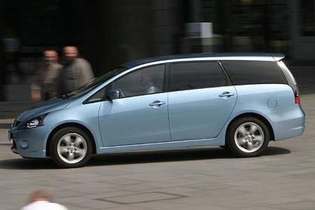 Mit 4,77 Meter Länge und geräumig-schnittig gestylt startet der Mitsubishi Grandis im Van-Segment durch.