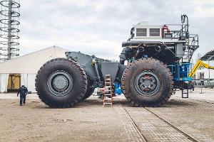 Liebherr T 264 Muldenkipper auf der Bauma 2016
