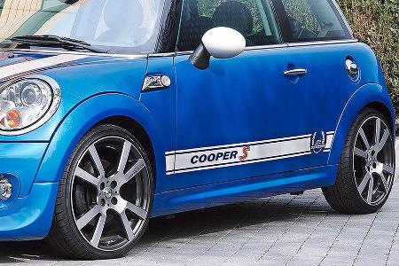 An der Peripherie kommen außerdem neue Leichtmetallfelgen im Bicolor-Finish in der Größe 7,5x18 und 225/35er Bereifung zum E...