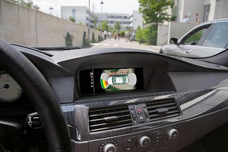 Vernetzte Kamerasysteme: Um den gesamten Raum ums Auto zu sehen, bekommt der Fahrer die Infos der Park Distance Control plus...