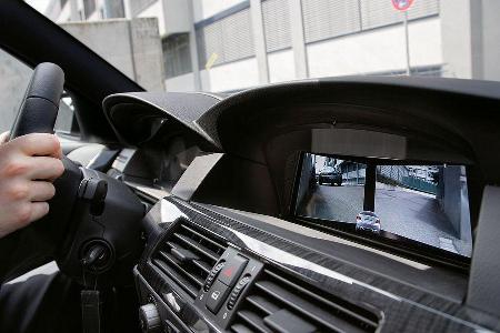 Side View: An unübersichtlichen Ausfahrten soll das Side-View-System helfen. Auf Knopfdruck erfassen zwei kleine Kameras auß...