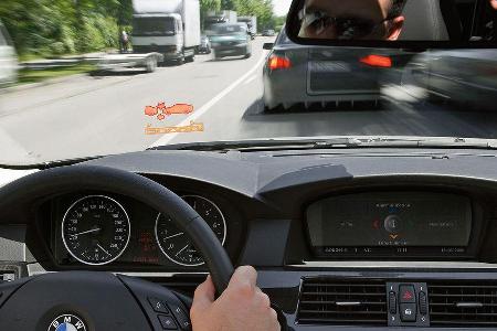 Abstandsgeregelter Bremsassistent, nochmals weiterentwickelt: Sobald Radarsensoren eine kritische Situation erkennen, warnen...
