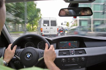 Datenaustausch der Zukunft: Das eigene Auto meldet, dass sich zum Beispiel ein Rettungswagen im Einsatz nähert oder dass and...