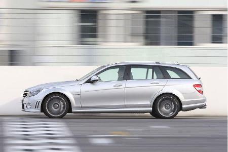 Dort hockt der AMG-eigene Achtzylinder, der allein schon mit seinem Hubraum an jene glorreichen Zeiten erinnert, ...