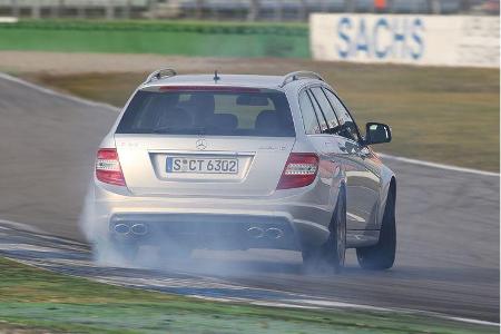 In der Gewissheit, dass es beim Bremsen doch wieder aktiv wird. Denn auch bei so viel AMG steckt im Kern eben ein Mercedes.