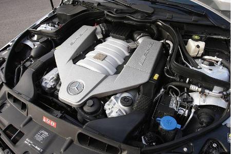 Plakette mit der Signatur des Motor-Erbauers. Leistung: 457 PS und 600 Nm.