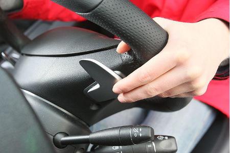 Getriebe auf Sport, ein beherzter Tritt auf das rechte Pedal, und ein Sturm bricht los. Wer will, kann auch zu den Lenkradpa...
