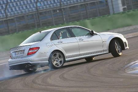Verdammt lang quer: Mit abgeschaltetem ESP erlaubt der AMG-Mercedes spektakuläre Drifts ...