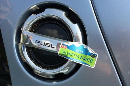 Bei den Hybridfahrzeugen muss natürlich auch der Tankdeckel versiegelt werden.