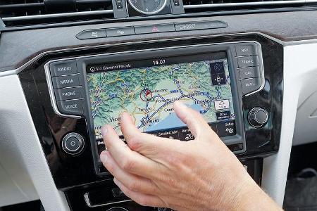 VW Passat, Navi