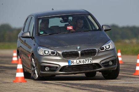 BMW 225i Active Tourer, Frontansicht, Slalom