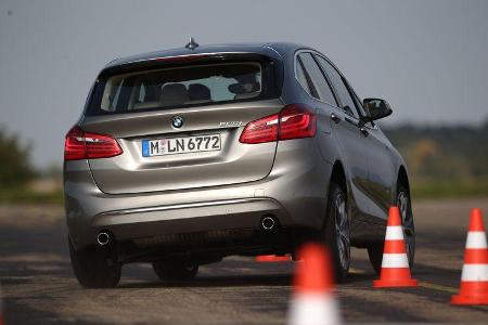 BMW 225i Active Tourer, Heckansicht, Slalom