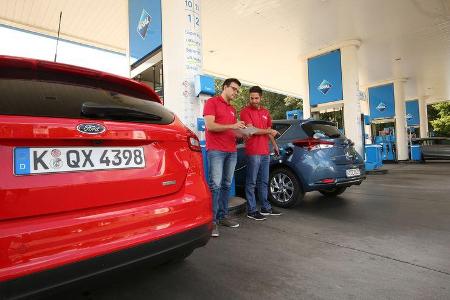 Ford Focus 1.0 Ecoboost, Toyota Auris 1.2T, Tankstelle