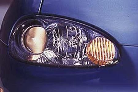 Seit Januar 1998 blickt der MX-5 durch ovale Scheinwerfer