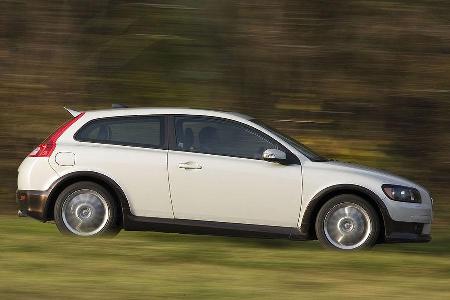 Mit dem Turbodiesel, der 2,4 Liter Hubraum, auf fünf Zylinder verteilt sowie serienmäßiger Fünfgangautomatik stünden in dies...