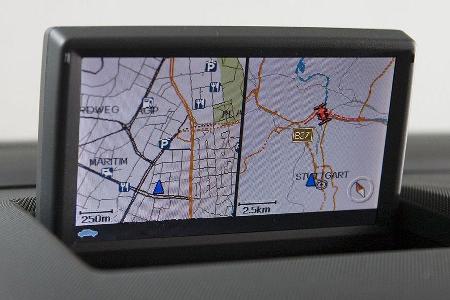 Die Basisversion ist bereits brauchbar ausstaffiert(Klimaanlage, CD-Radio) - ein Navi kostet extra.