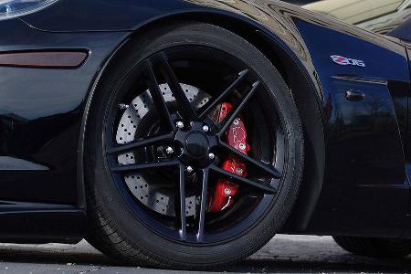 Tiefschwarz lackierte Felgen in 18 und 19 Zoll Größe runden das Tuningpaket ab.