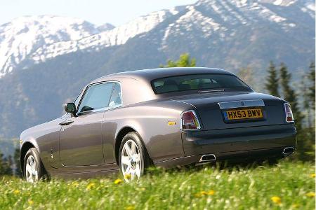 Während in das Volant der Phantom-Limousine ein Chauffeur greift, soll das Coupé allein den Selbstfahrer ansprechen.