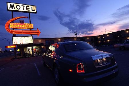 In Kingman hält eine ganze Stadt das Route 66-Andenken hoch. Stilechte Motelzimmer kosten 29 Dollar pro Nacht.