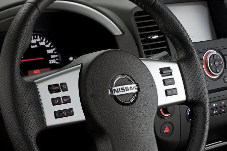 Die Lenkradtasten sind nun beleuchtet. Außerdem ist der Tempomat um eine Speedlimit-Funktion erweitert