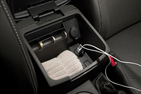 Sowohl über USB als auch über einen Klinkenstecker können iPod und andere Mediaplayer verbunden werden, sogar Filme lassen s...