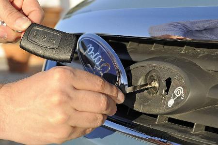 Öffnen der Motorhaube nur per Schlüssel.