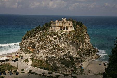 Wahrzeichen von Tropea: Santuario di Santa Maria dellâIsola.