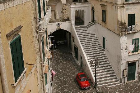 Enge Gassen italienischer Altstädte wie hier in Atrani bei Amalfi sind für den Fiat 500 kein Problem. Nur Ape-Dreiräder und ...